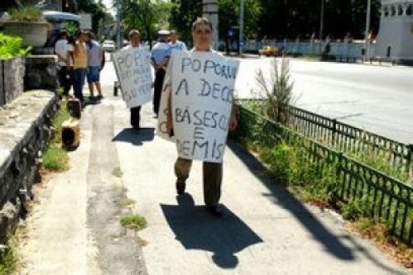 Ghişe a manifestat, marţi, la Palatul Cotroceni, purtând două pancarte
